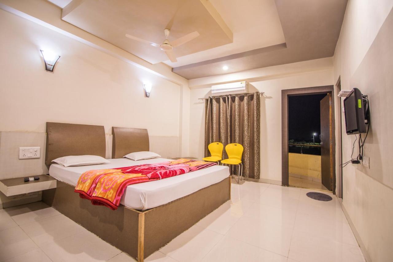 Hotel Yogiraj Palace Shegaon Luaran gambar